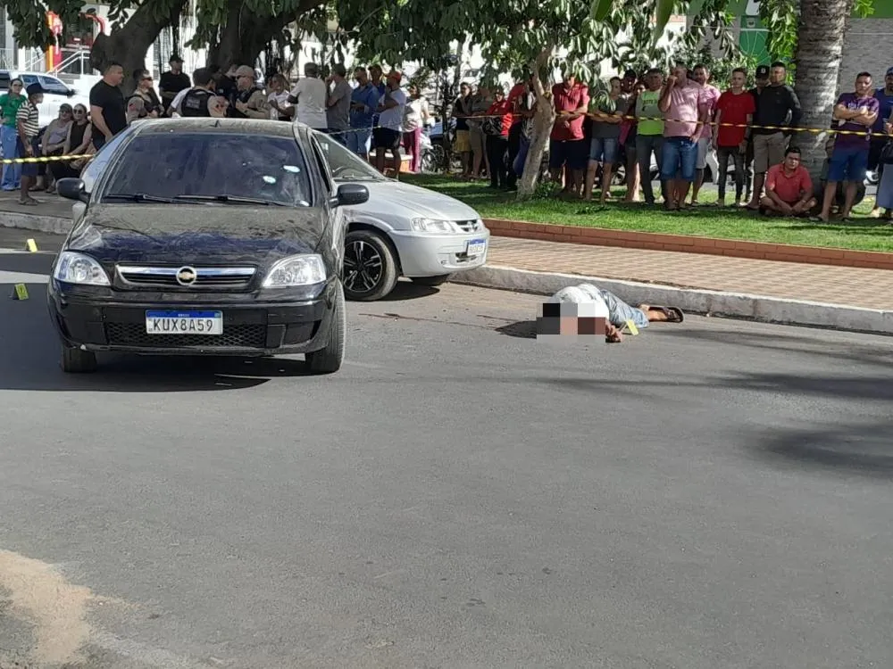 Homem é morto a tiros dentro de carro no centro de Catolé do Rocha