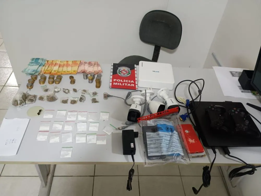 Ação da ROTAM termina com suspeitos detidos e apreensão de drogas no bairro do Monte Castelo, em Patos