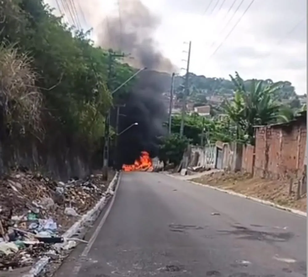 Moradores queimam objetos e protestam após morte de jovem em operação policial, em João Pessoa