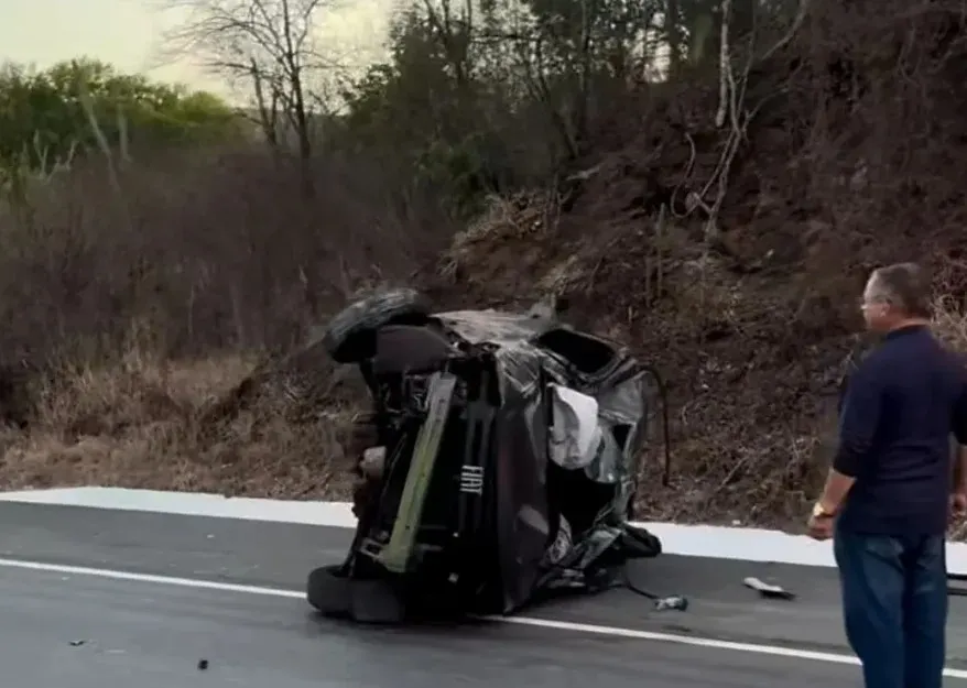 Uma mulher morre e três pessoas ficam feridas após carro capotar na BR-230, na Paraíba