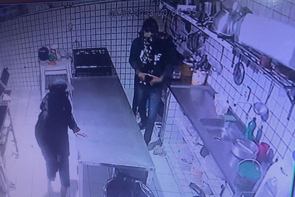 Pizzaria é assaltada por dois homens armados em Itaporanga; vídeo