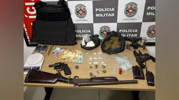 Polícia apreende colete, armas e drogas em Cruz das Armas; suspeito é preso
