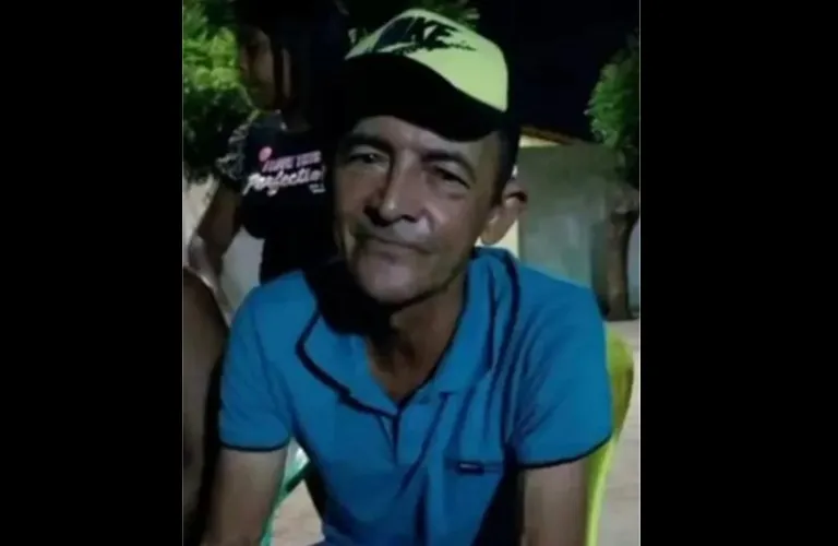 Colisão entre moto e vaca deixa idoso morto e homem ferido na PB-383, no trecho que liga Lastro a Sousa