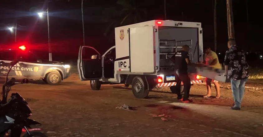 Dois homens são assassinados a tiros em frente à igreja na Paraíba