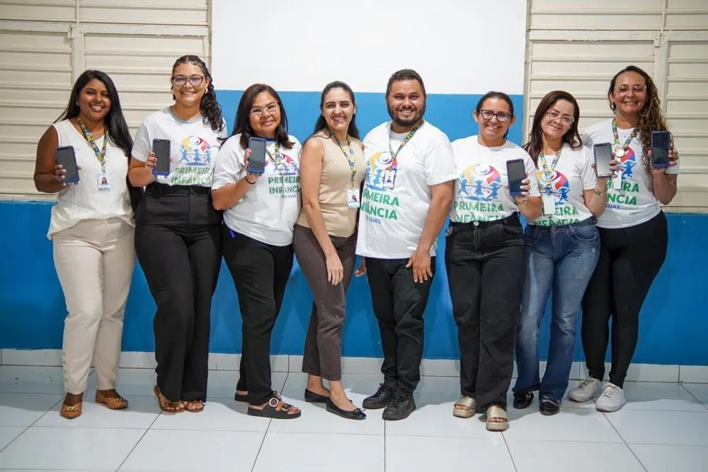 Entrega de celulares marca reordenamento do Serviço de Proteção Social Básica no Domicílio para gestantes e crianças em Patos