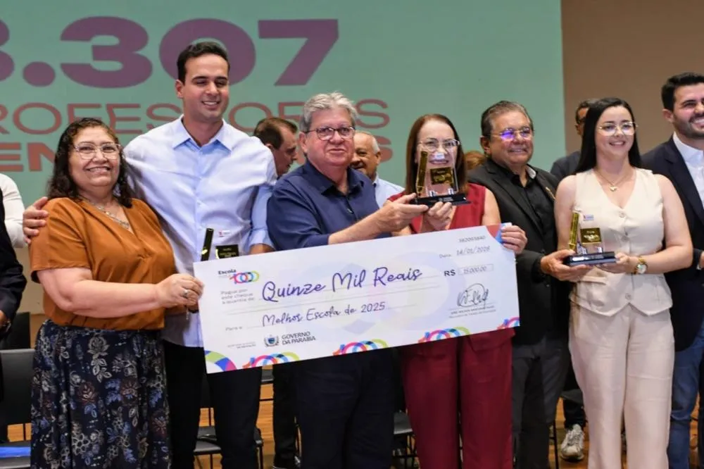 João Azevêdo entrega premiação a professores e escolas que promoveram avanços na aprendizagem dos alunos