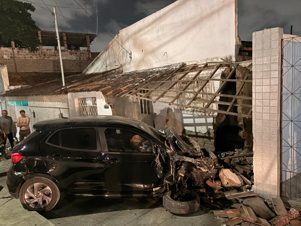 Carro invade casa após motorista perder controle da direção em Campina Grande