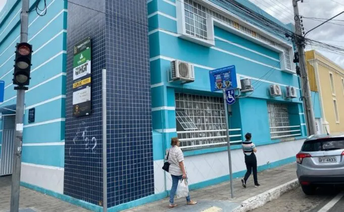 Ladrões causam prejuízo aos comerciantes da galeria da Igreja Nossa Senhora da Conceição, em Patos, após quebrarem ares-condicionados