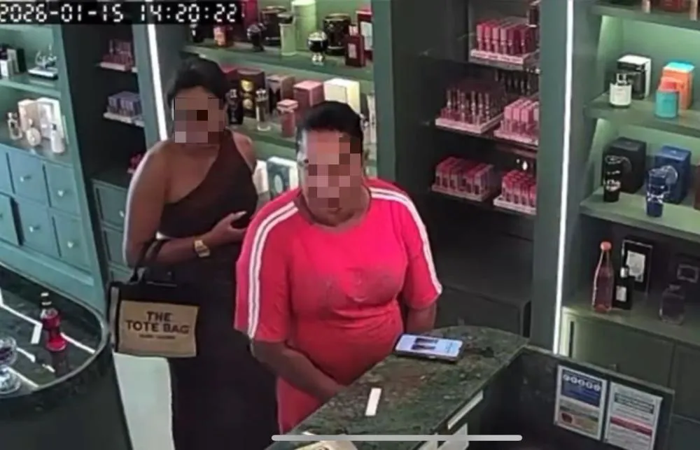 Mulheres furtam perfumes e escondem frascos debaixo do vestido, em João Pessoa