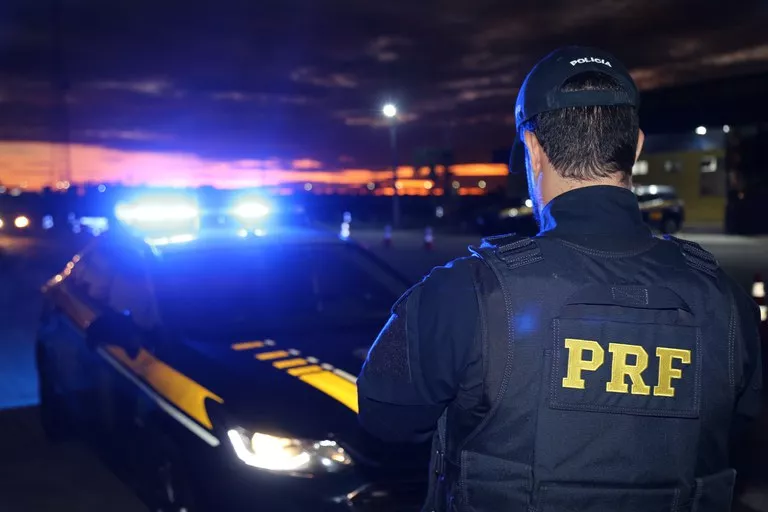 PRF na Paraíba recupera três veículos, prende foragido da Justiça e flagra condutor embriagado