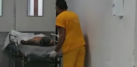 Jovem é atingido por três disparos enquanto pintava portão de casa, na Paraíba