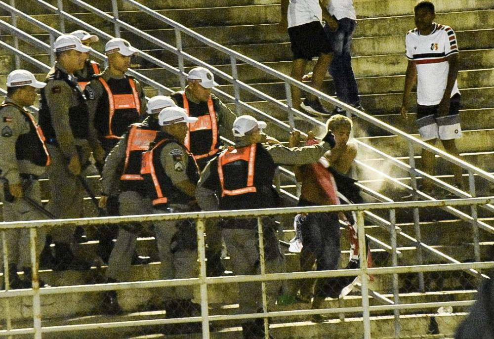 Torcidas de Campinense e Santa Cruz entram em confronto em Campina Grande; veja vídeo
