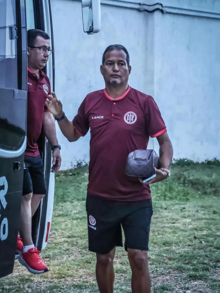 Caiu! Esporte de Patos anuncia saída do técnico Alexandre Lima após derrota para o Serra Branca e início negativo no Paraibano