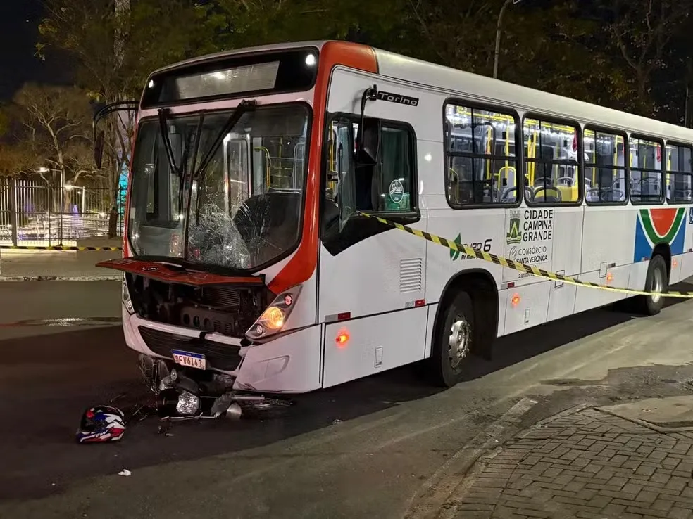 Jovem morre em grave acidente entre moto e ônibus após sair do trabalho, na Paraíba
