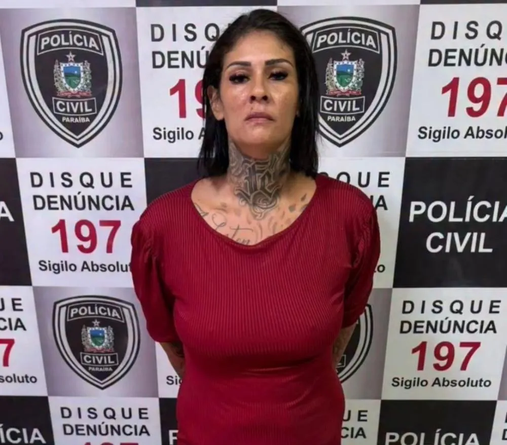 Mulher é presa suspeita de atuar para facção criminosa e planejar ataques, na Paraíba