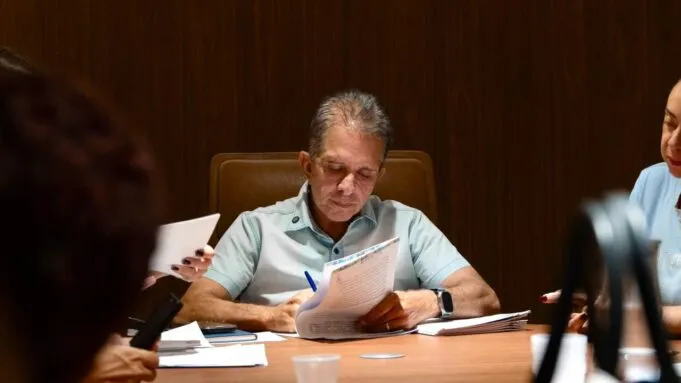 Nabor paga servidores em dia e garante reajuste acima do piso nacional para professores
