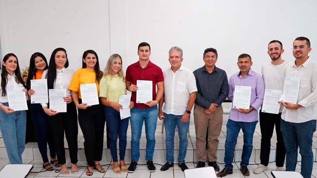 Processo seletivo: Prefeito de Patos assina contratos de trabalho para agentes comunitários de saúde e agentes de endemias