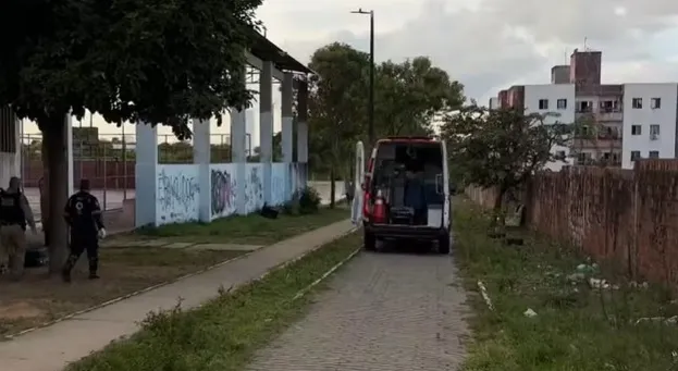 Dois adolescentes são baleados durante ataque a tiros em praça pública de João Pessoa