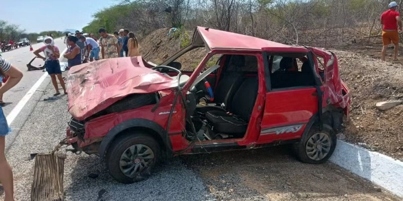 Capotamento na BR-427 deixa dois mortos e criança ferida; vítima foi levada para hospital em Patos