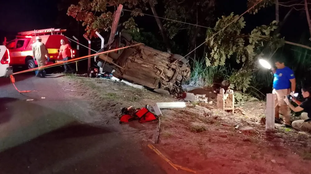 Carro capota, atinge poste e mata duas pessoas na madrugada desta terça-feira (03) na Paraíba