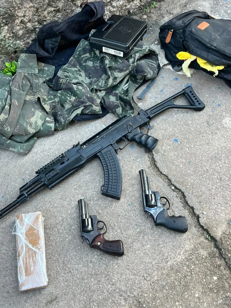 Suspeito de facção é preso com drogas e fuzil de airsoft em João Pessoa