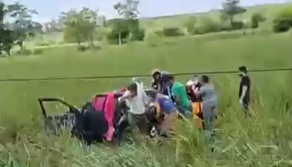 Criança é arremessada para fora de carro em capotamento e fica em estado grave, na Paraíba