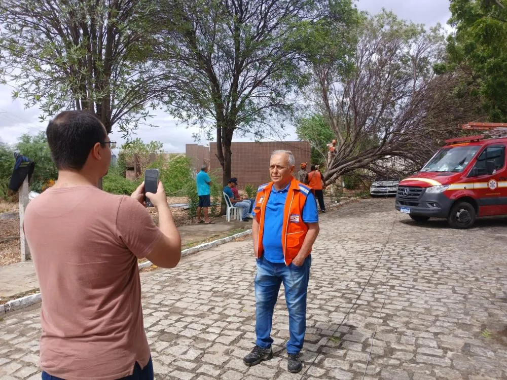 Situação está sob controle e Defesa Civil segue trabalhando após chuva de vento, em Patos 