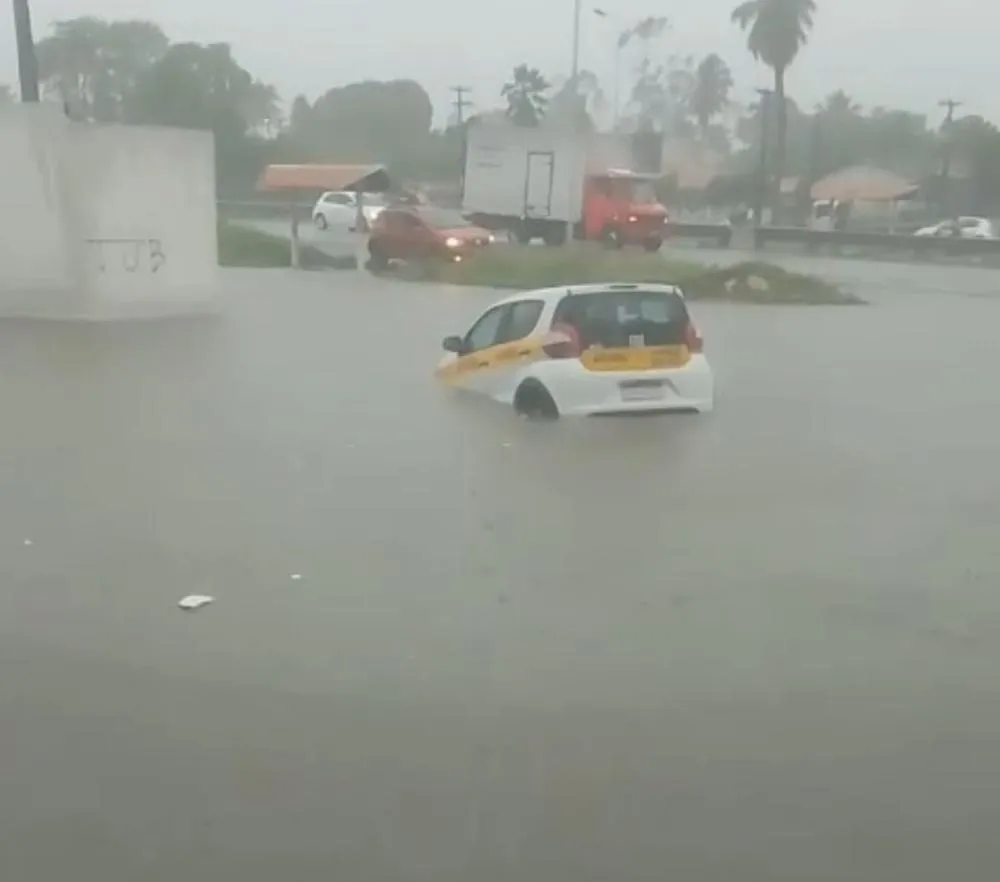 Carro de autoescola cai em buraco aberto pela chuva, em João Pessoa