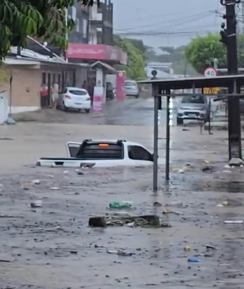 Temporal causa alagamentos e deixa carros submersos e ilhados em João Pessoa