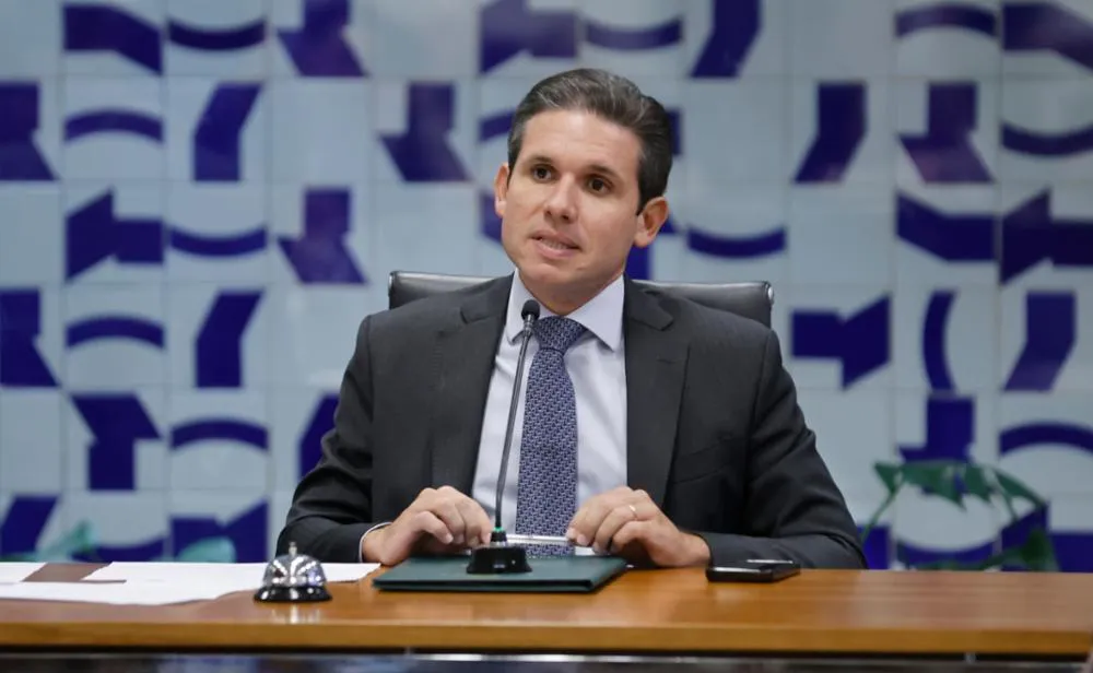 Hugo Motta envia proposta de fim de escala 6x1 para a CCJ 