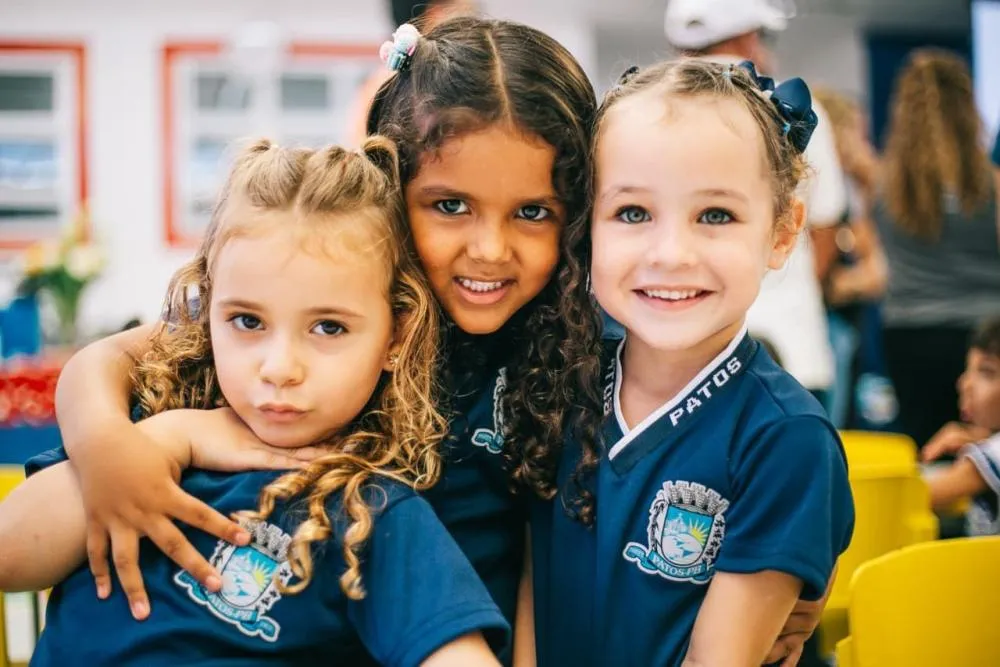 Prefeitura de Patos entrega ampliação da Creche Dona Nini e distribui kit completo com fardamento e material escolar