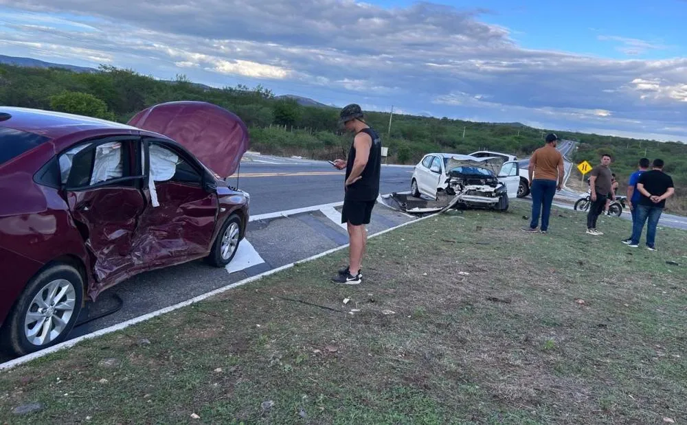 Acidente envolvendo dois veículos deixa três feridos na BR-230 no contorno de acesso ao Município de Quixaba, próximo da cidade de Patos. 