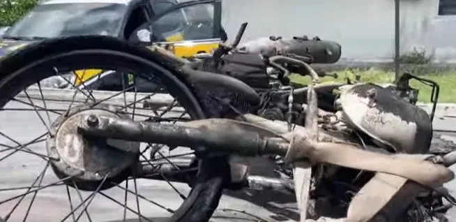 Mototaxista incendeia a própria moto durante abordagem da PRF em Cabedelo