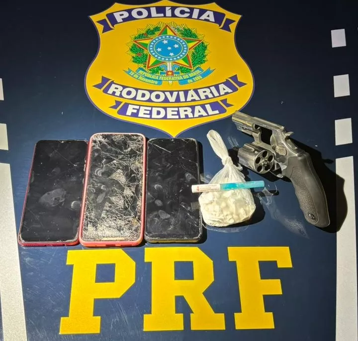 PRF prende homem com documento veicular suspeito e passageira de ônibus com arma e droga na BR-230, em São Mamede