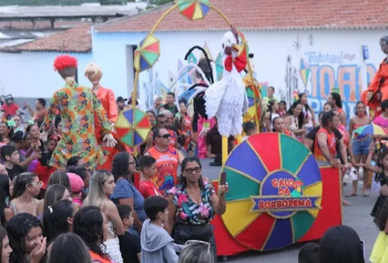 Com Trio Elétrico na Avenida, blocos nas ruas, foliões brincam o último dia do Cacimba Folia 2026