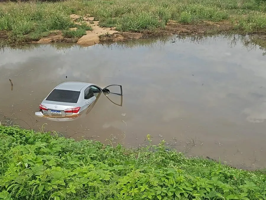Motorista perde controle e Carro cai em açude na PB-252 em Cacimba de Areia