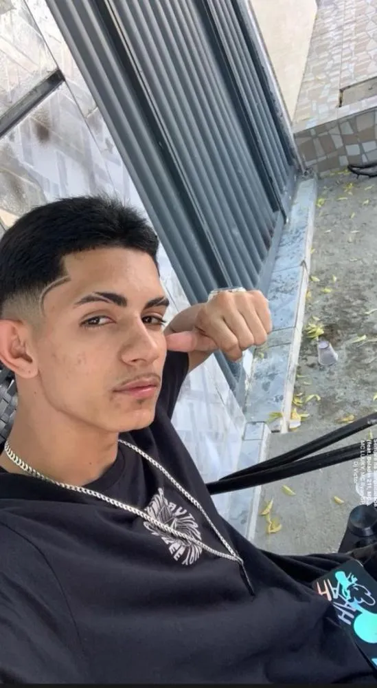 Jovem é morto a tiros e idosa fica ferida durante ataque no bairro da Maternidade, em Patos