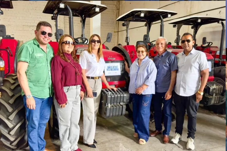 Com articulação de Francisca e Hugo, São José do Bonfim é contemplada com trator da Codevasf
