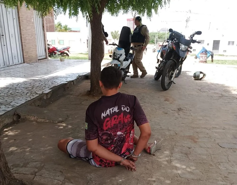 Jovem é detido após fugir de abordagem e cair de moto com placa adulterada em Patos