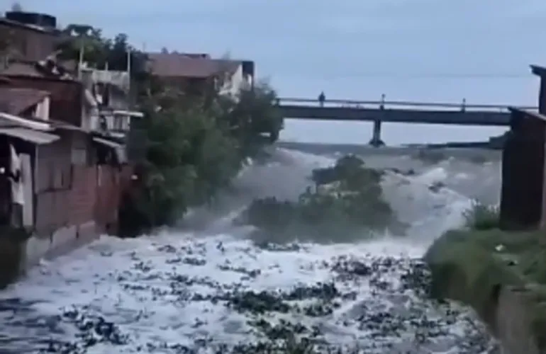 Temporal com raios, trovões e ventos fortes faz Açude Grande sangrar e alaga casas em Cajazeiras