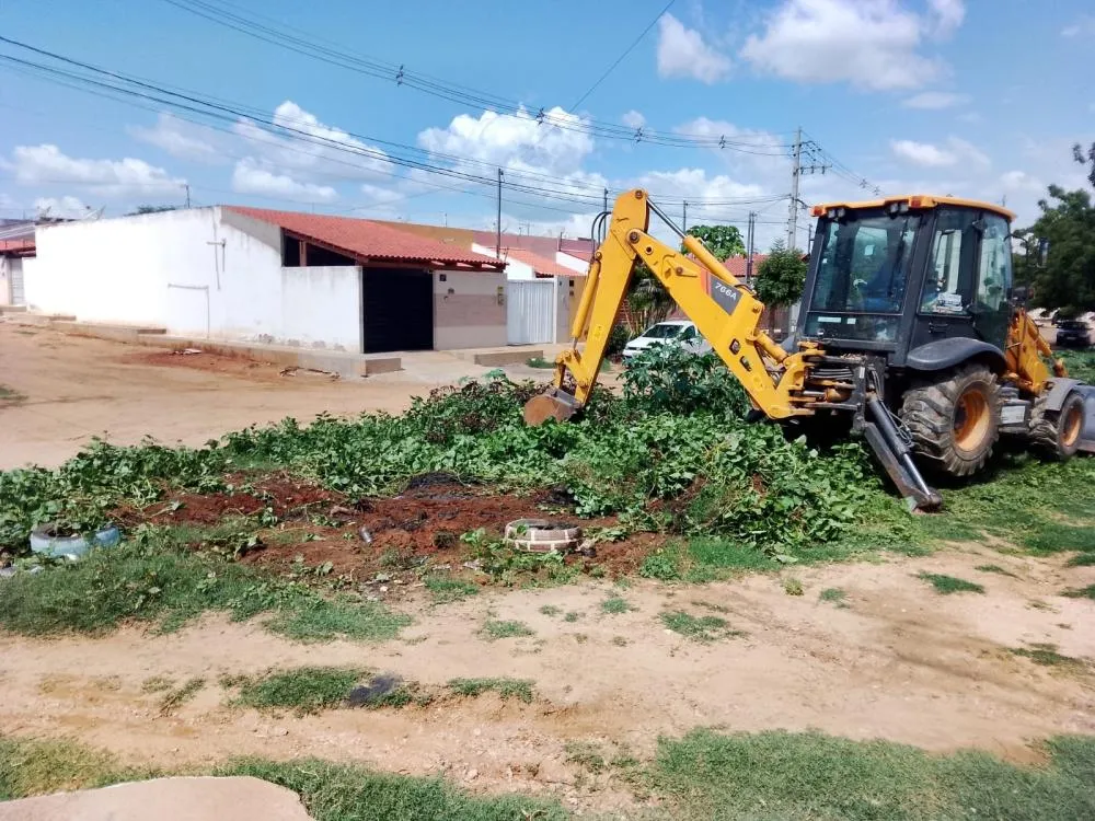SEINFRA intensifica frentes de trabalho em diversos bairros de Patos nesta quarta-feira (25)