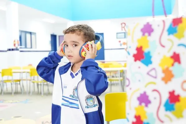 Prefeitura de Patos é pioneira na Paraíba na aquisição e distribuição gratuita de abafadores de ruído para estudantes com TEA