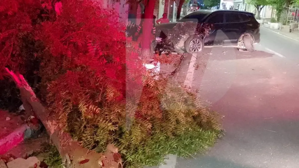 Carro é abandonado por motorista após colisão com árvore no bairro Liberdade, em Patos