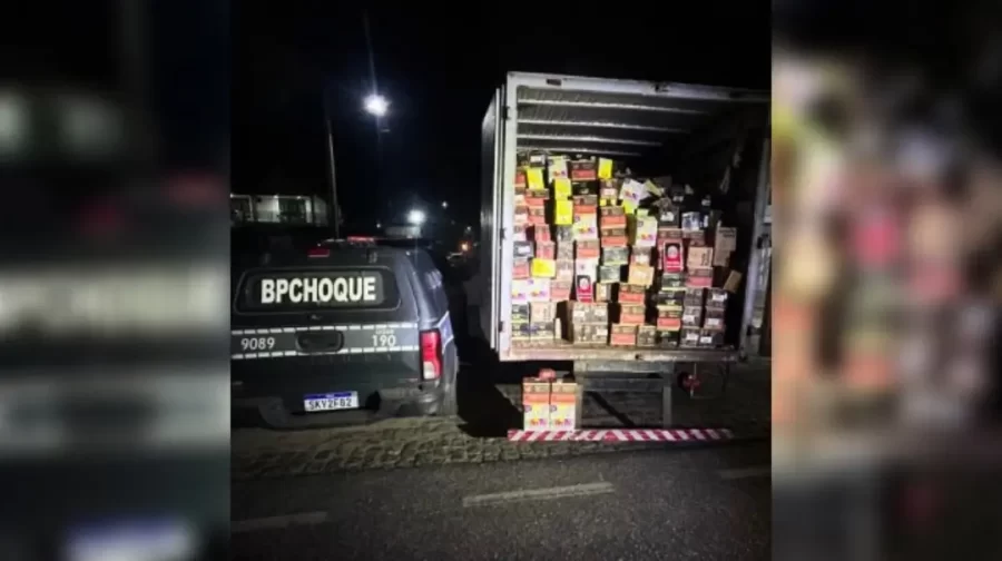 Dois homens foram presos e Carga furtada na Bahia é encontrada pela polícia no bairro do Jardim Queiroz, em Patos