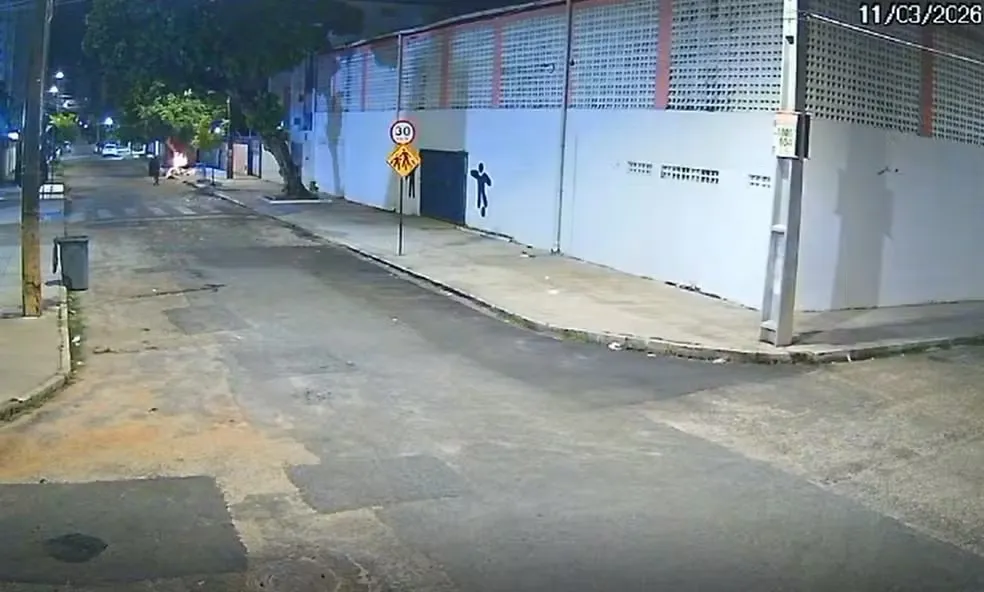 Câmera registra homem ateando fogo em corpo de mulher em João Pessoa