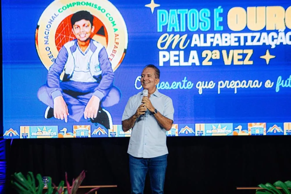 Formação em Rede 2026 reúne mais de mil educadores em Patos e tem stand-up de Selma de Nieta como destaque da programação