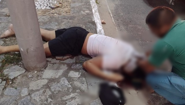 Motociclista morre ao bater em poste, em Cruz do Espírito Santo; vítima não usava capacete
