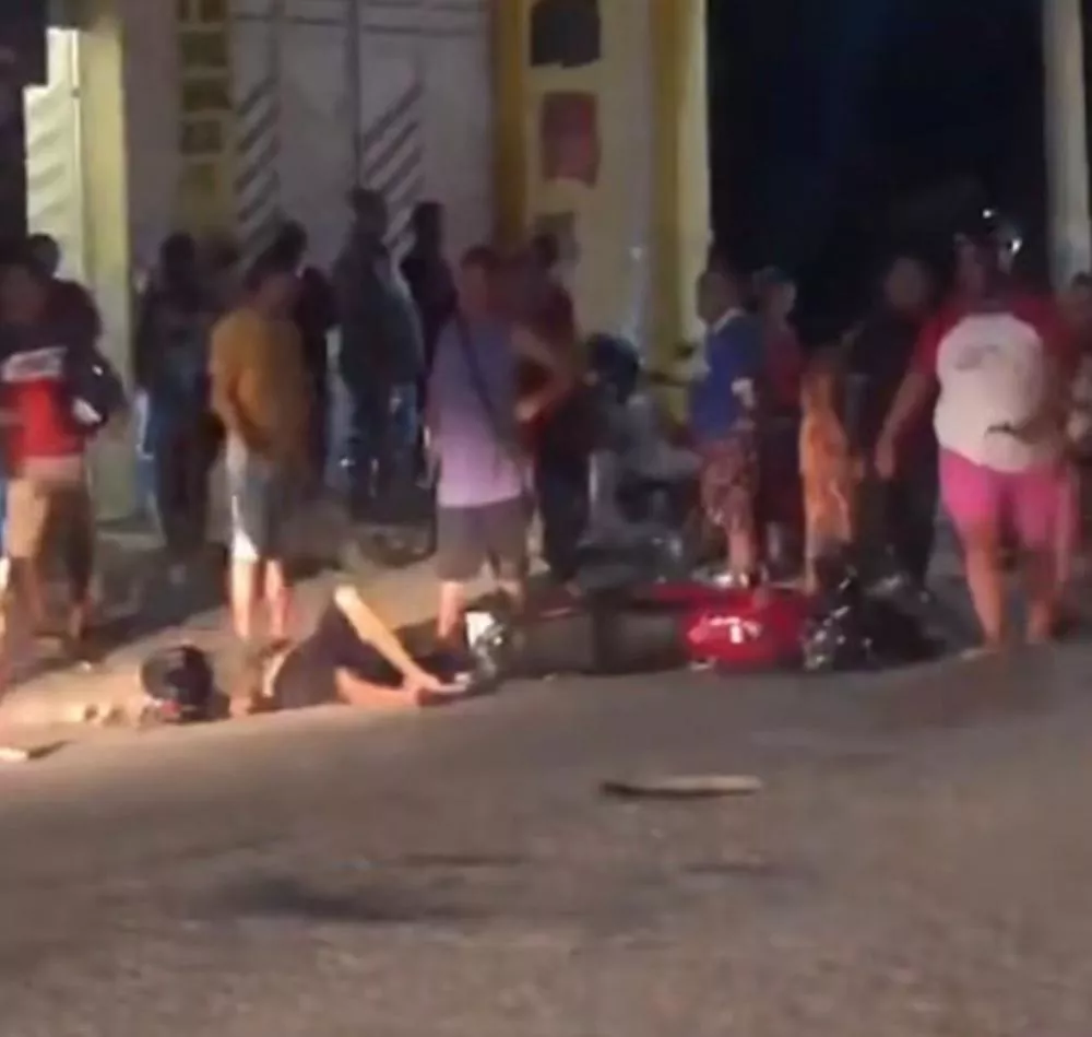 Acidente entre motocicletas deixa mulher e criança feridas no Centro de Teixeira