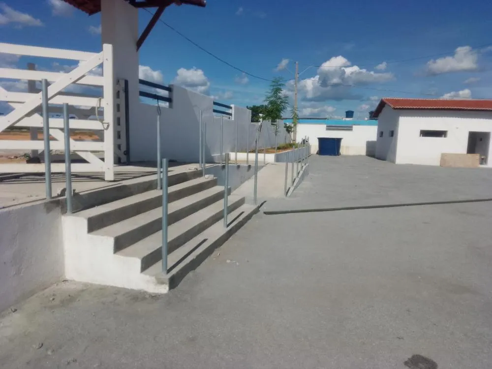 Obras da nova Feira do Gado de Patos recebe implantação do sistema hidráulico, proteção de rampas e início do piso