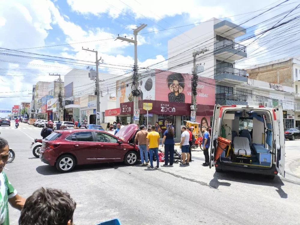 Acidente entre carro e moto deixa mulher ferida no Centro de Patos